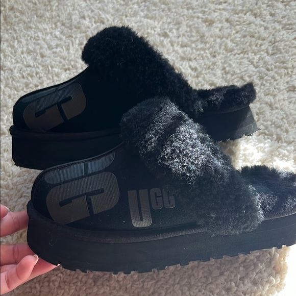 UGG Black womans Shoes - Picture 2 of 12